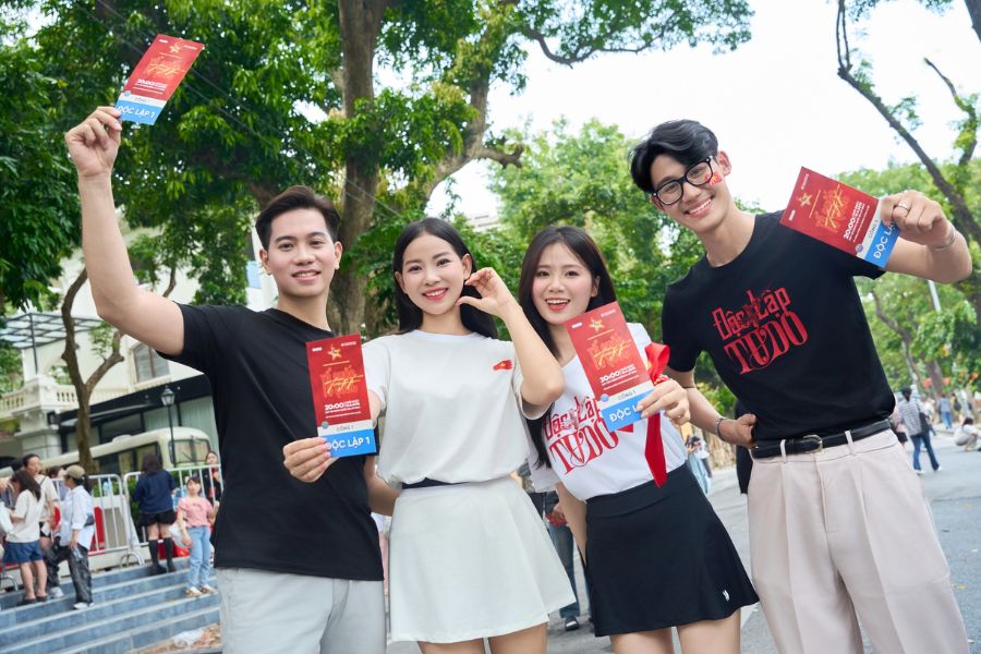 Áo cờ đỏ sao vàng mặc đi xem diễu binh 2/9