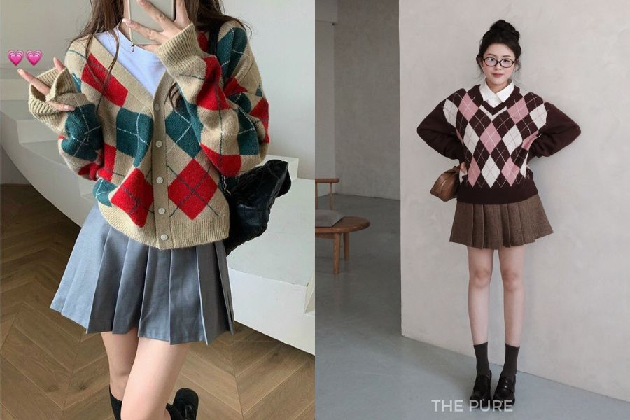 Sweater họa tiết ô kim cương mix chân váy xếp ly và boots cổ cao