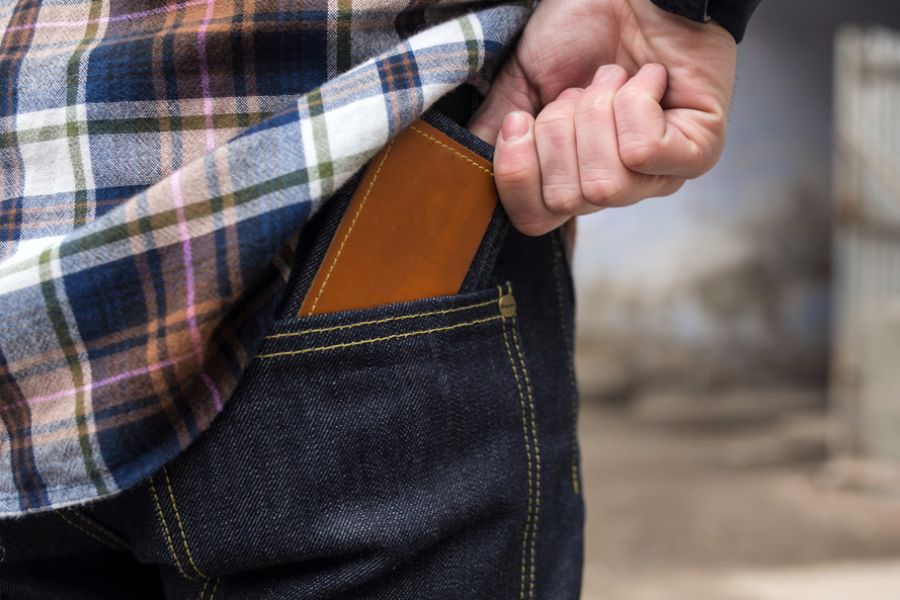 Thói quen để ví ở túi sau khá phổ biến ở nam giới