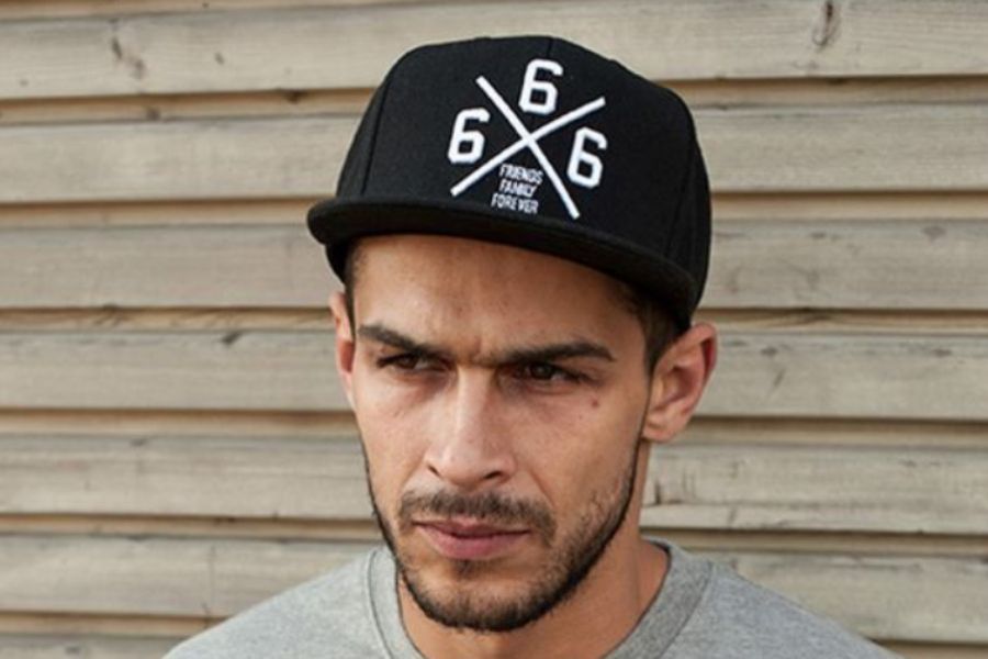 Đội mũ snapback kiểu truyền thống