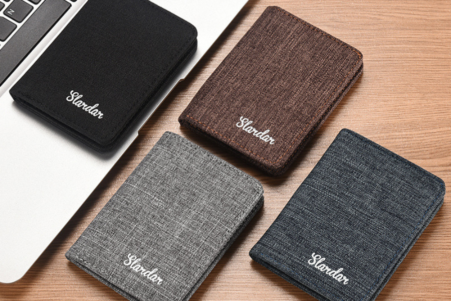 Giá cả và thương hiệu thường phản ánh chất lượng và độ bền của ví vải canvas nam