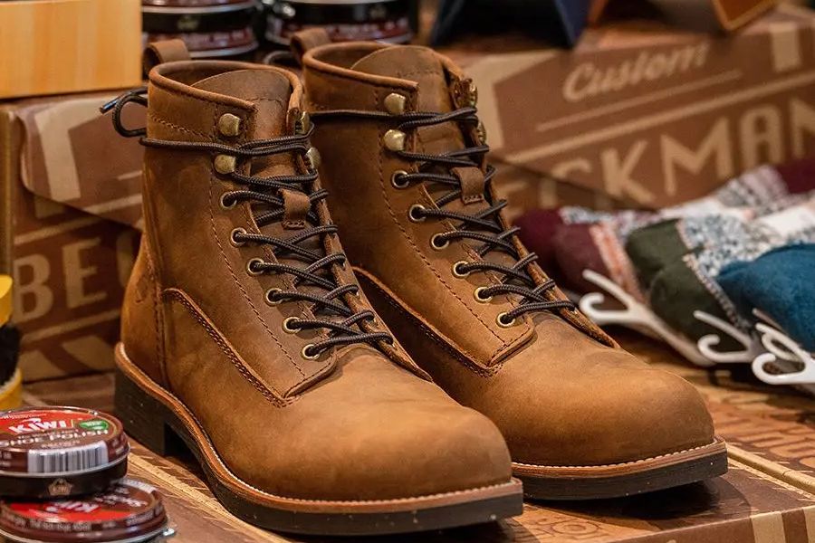 Giày boots da là một phụ kiện thời trang không thể thiếu trong tủ đồ của quý ông