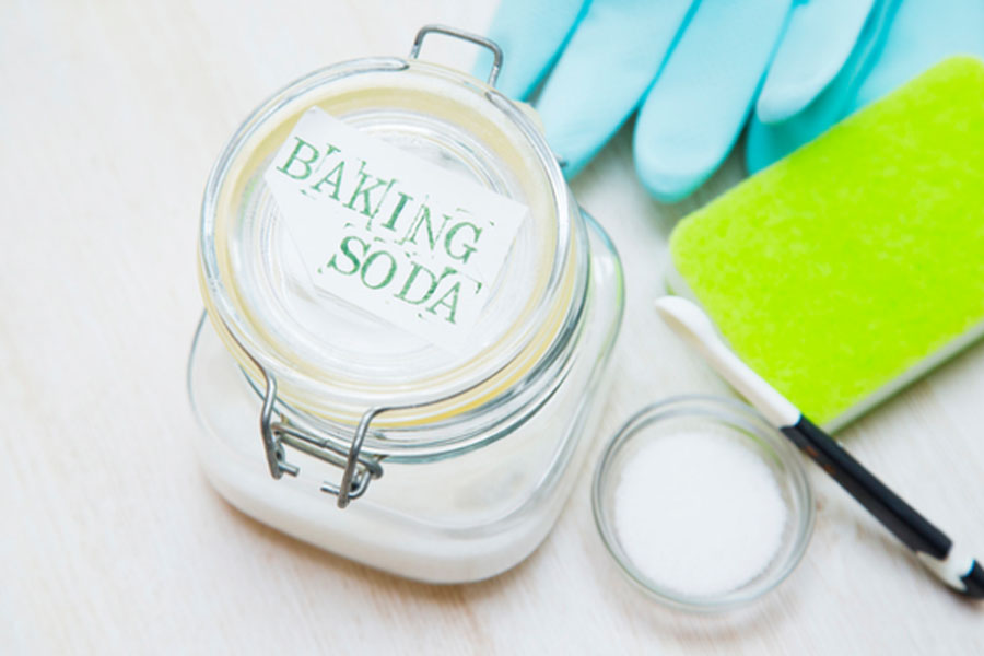 Với tính năng làm sạch và khử mùi tuyệt vời, baking soda có thể làm biến mất vết thâm kim