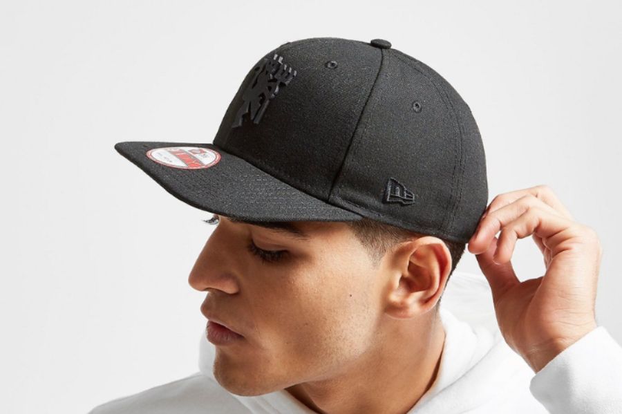 Nón snapback, hay còn được gọi là mũ bóng chày, là một kiểu nón rất phổ biến và được nhiều người yêu thích. 