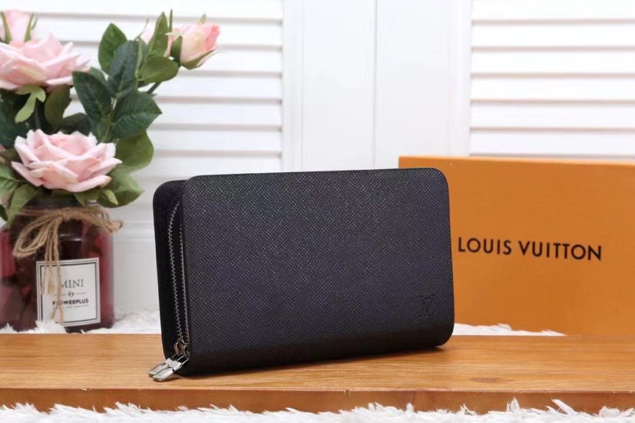 Ví cầm tay nam Louis Vuitton 