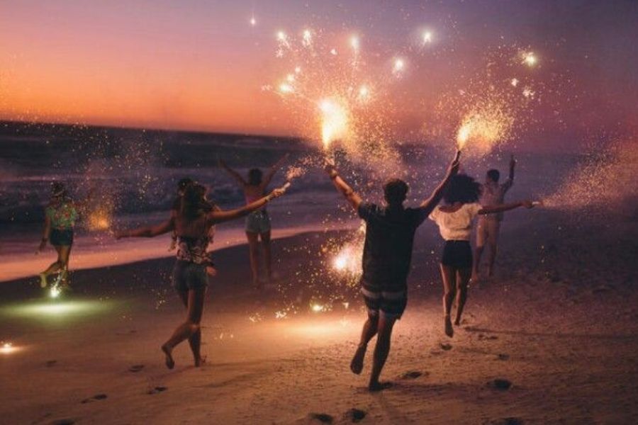 tạo dáng bước đi nhẹ nhàng khi chụp ảnh pháo hoa đêm giao thừa