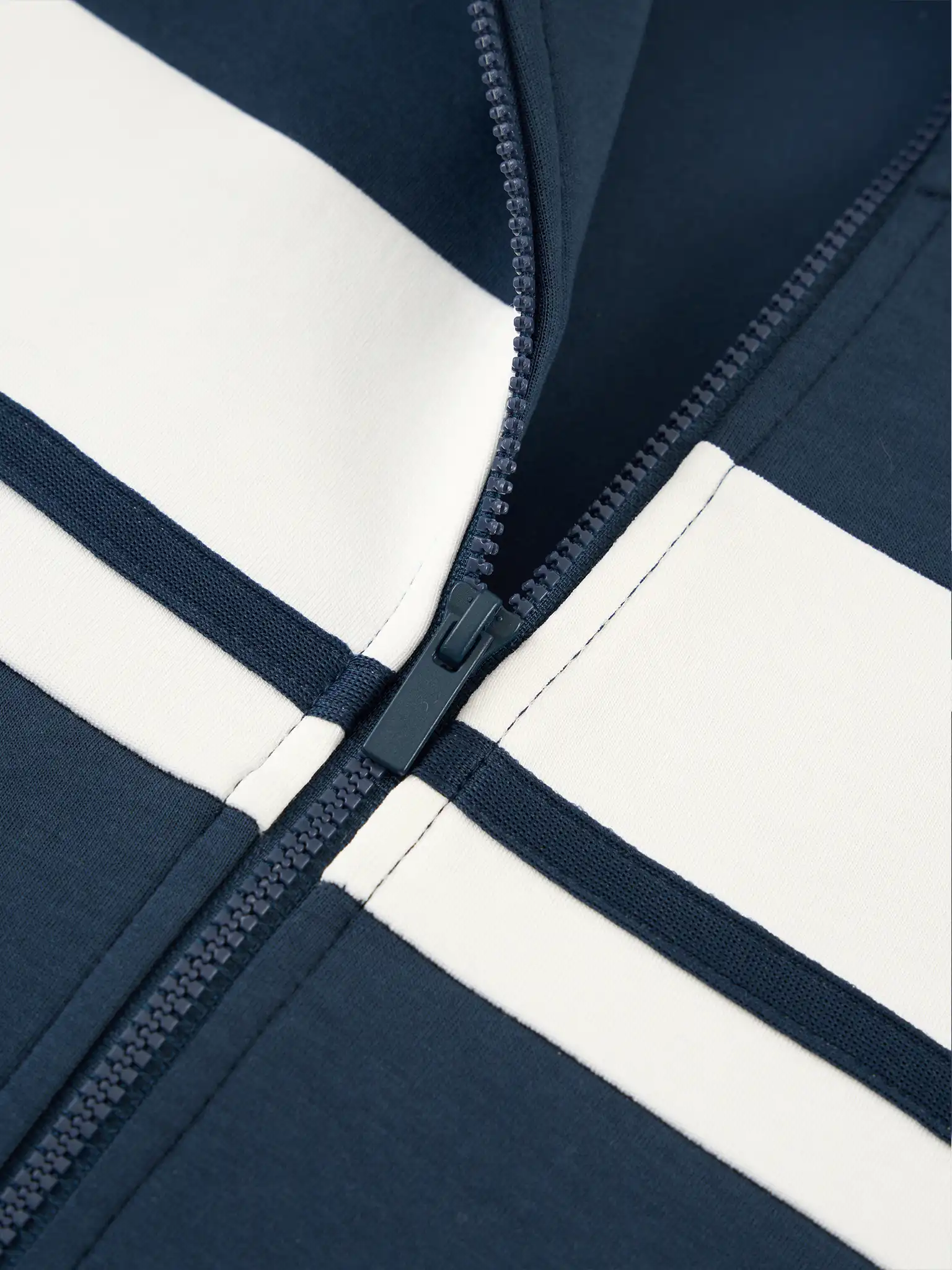 Bộ Nỉ Khóa Nữ 5S Fashion Can Phối Phom Regular Ống Suông WBNK25005