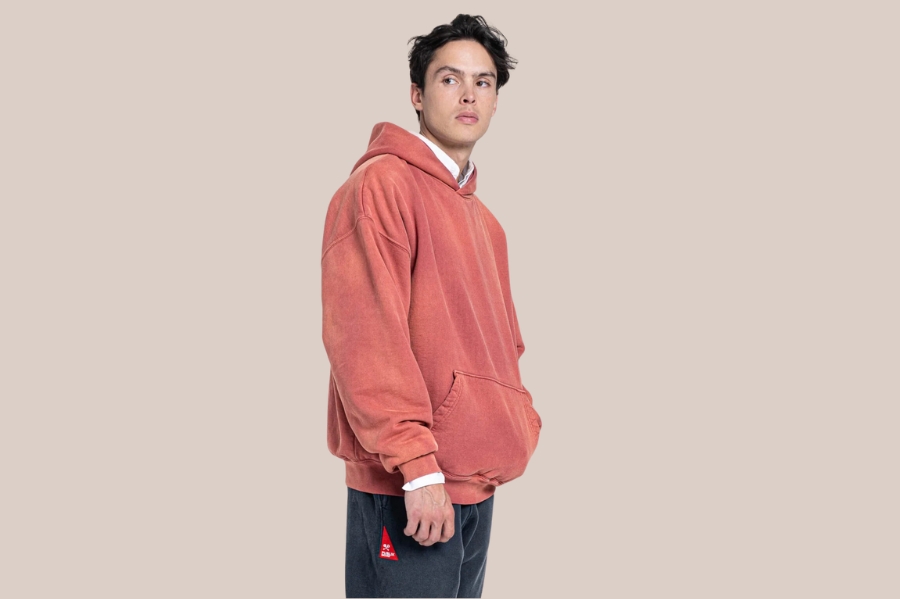 Áo sơ mi trắng phối với áo hoodie đỏ nam