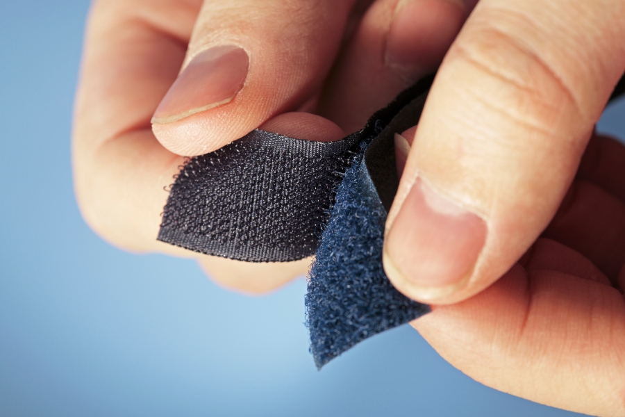 Băng dính gai Velcro là một vật dụng đa năng và hữu ích trong việc loại bỏ xơ vải trên quần áo