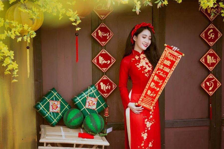 Tạo dáng chụp ảnh áo dài Tết cùng câu đối