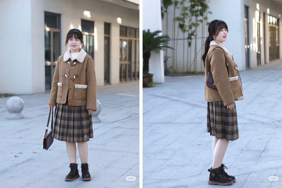 Mix áo da lộn với váy xếp ly, các item đều có màu nâu với sắc độ khác nhau