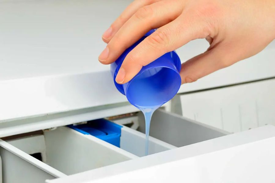 Chống nhăn quần áo bằng nước xả làm mềm vải 