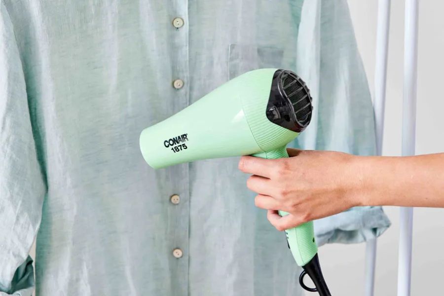 Chống nhăn quần áo bằng máy sấy tóc