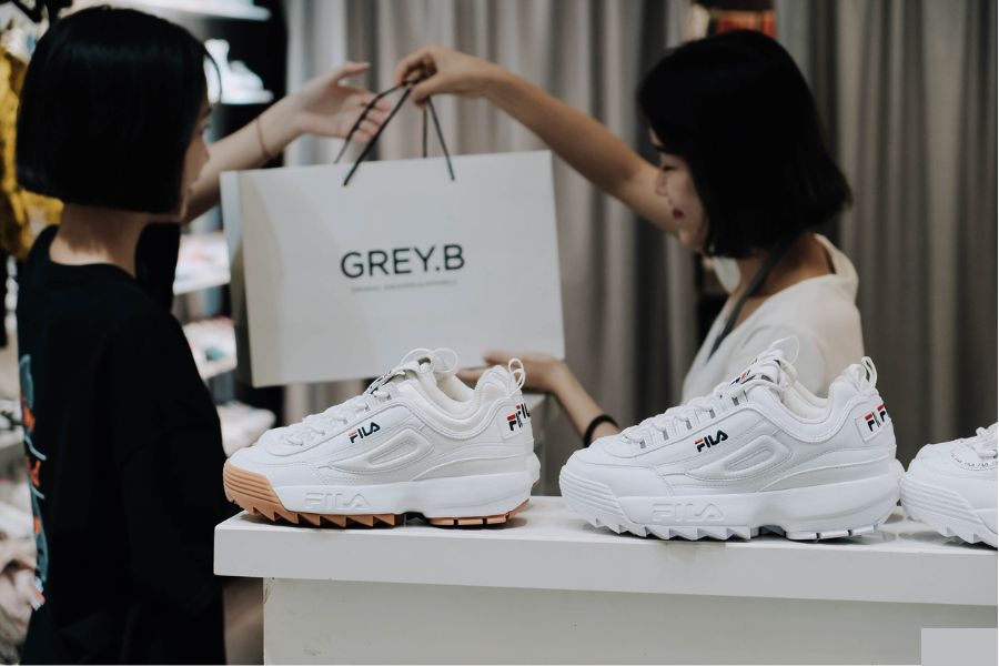 Giày tại cửa hàng Grey.B