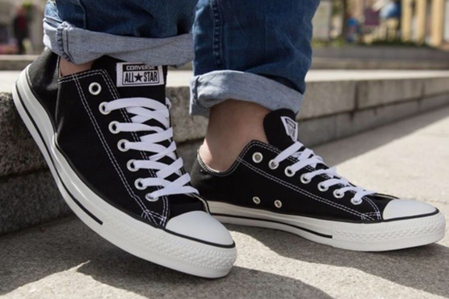 Nam chân to nên đi giày Converse cổ thấp