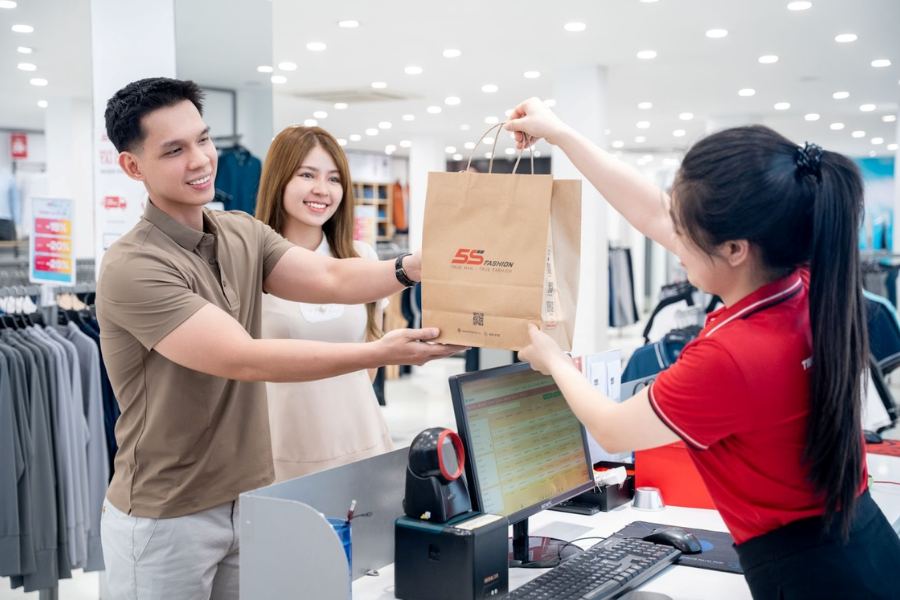 Bạn nên kiểm tra kỹ bảng số đo hoặc nhờ sự tư vấn của nhân viên