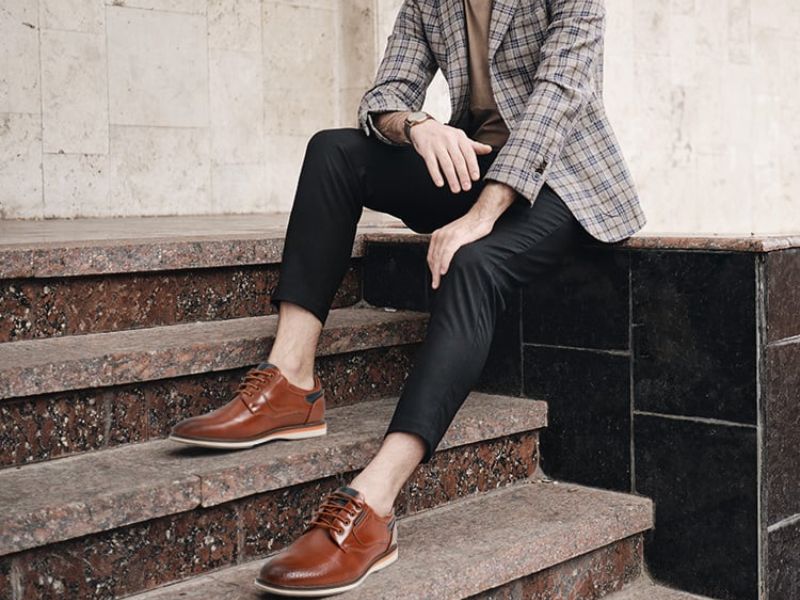 Phối quần tây đen giày nâu Oxfords mang lại vẻ đẹp lịch lãm