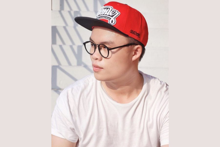 Đội mũ snapback chếch lên phía trên