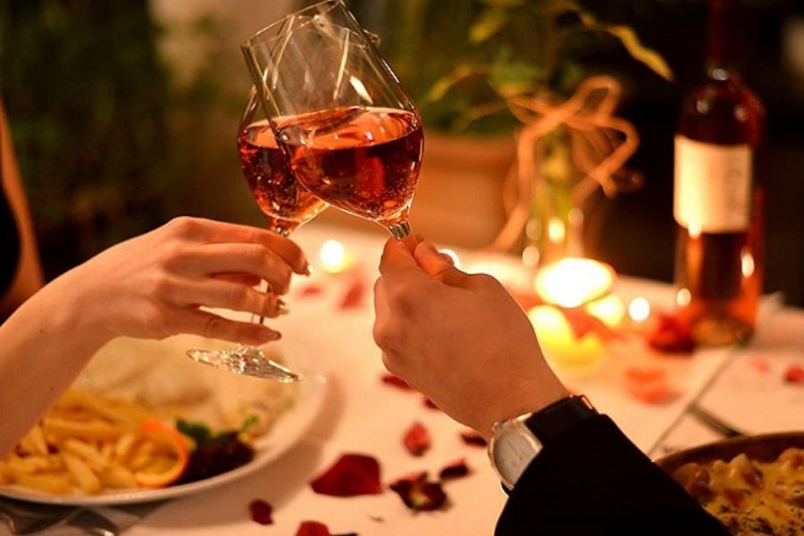 Bữa tối lãng mạn tự chuẩn bị tặng chàng trong ngày đặc biệt