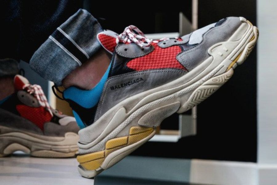 Nam chân to nên đi giày Balenciaga Triple S