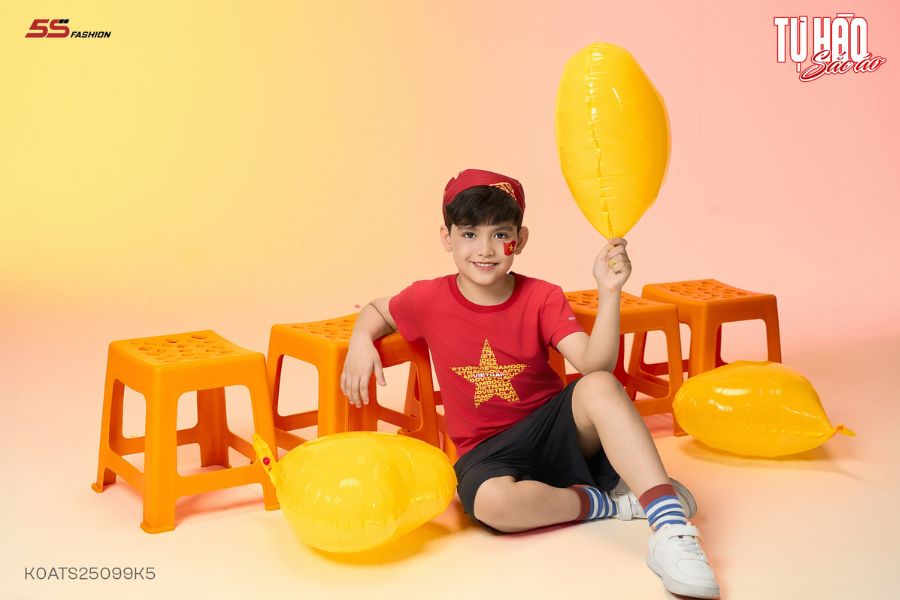 Mẫu áo cho trẻ em họa tiết cờ đỏ sao vàng cách điệu