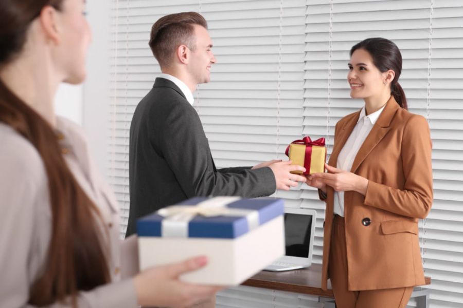 Quà tặng đồng nghiệp nam nhân ngày Quốc tế đàn ông