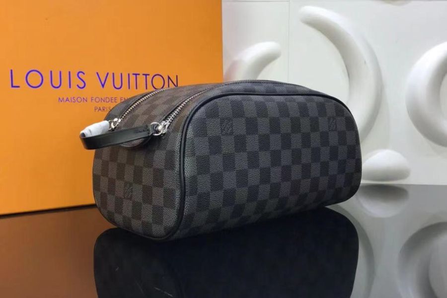 Ví cầm tay nam Louis Vuitton