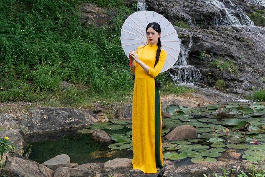 Tạo dáng chụp ảnh áo dài Tết với ô che