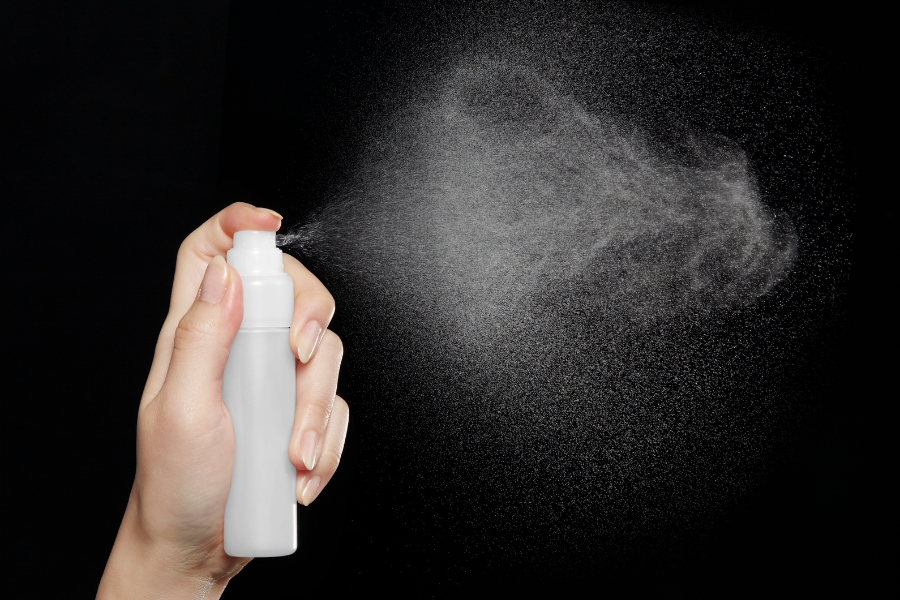 Xịt chống tĩnh điện là một sản phẩm hữu ích giúp giảm thiểu tình trạng quần áo bị dính bụi vải