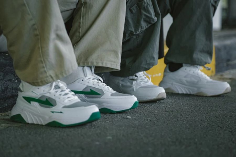 Những đôi sneaker mang phong cách retro với phom chunky, logo cổ điển