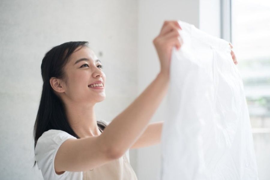 Bạn nên giũ mạnh quần áo Linen trước khi phơi