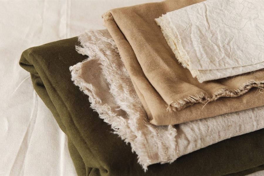 Vải Linen có cấu trúc thẳng và ít co giãn nên rất dễ bị nhăn