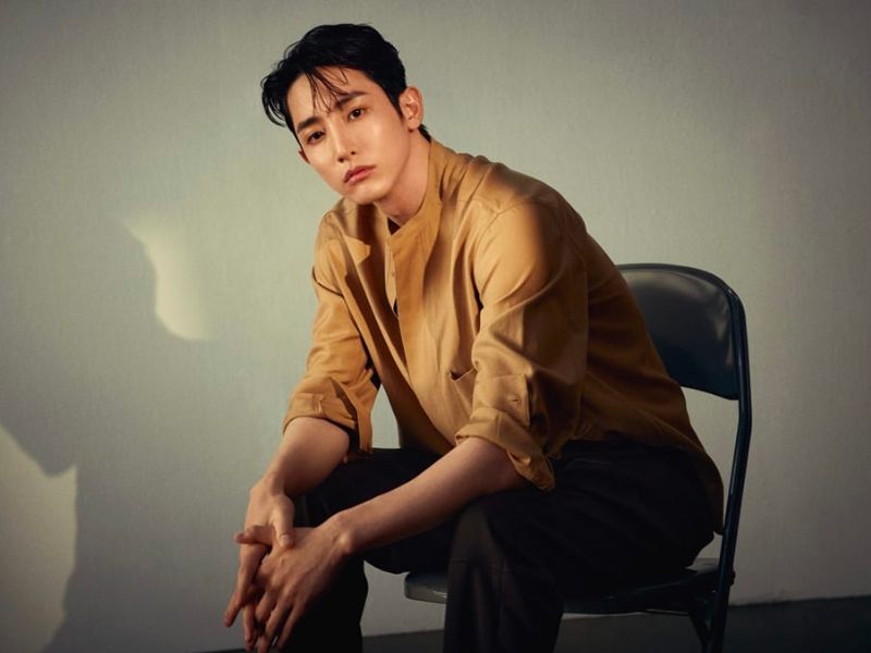 Lee Soo Hyuk diện những bộ cánh lộng lẫy, toát vẻ khí chất thần thái một cách nam tính và đầy mạnh mẽ của mình 