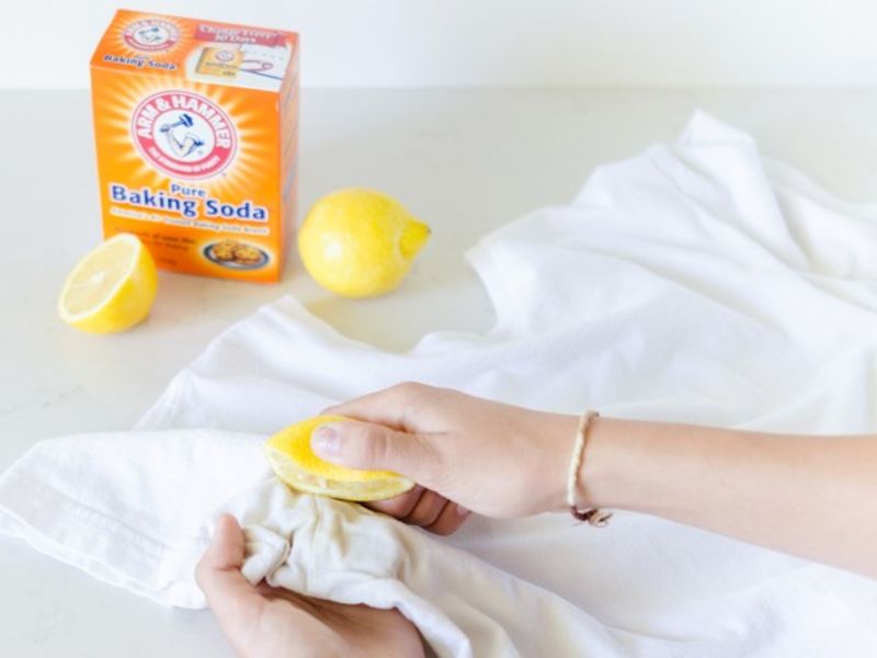 Tẩy quần áo bằng baking soda kết hợp với chanh