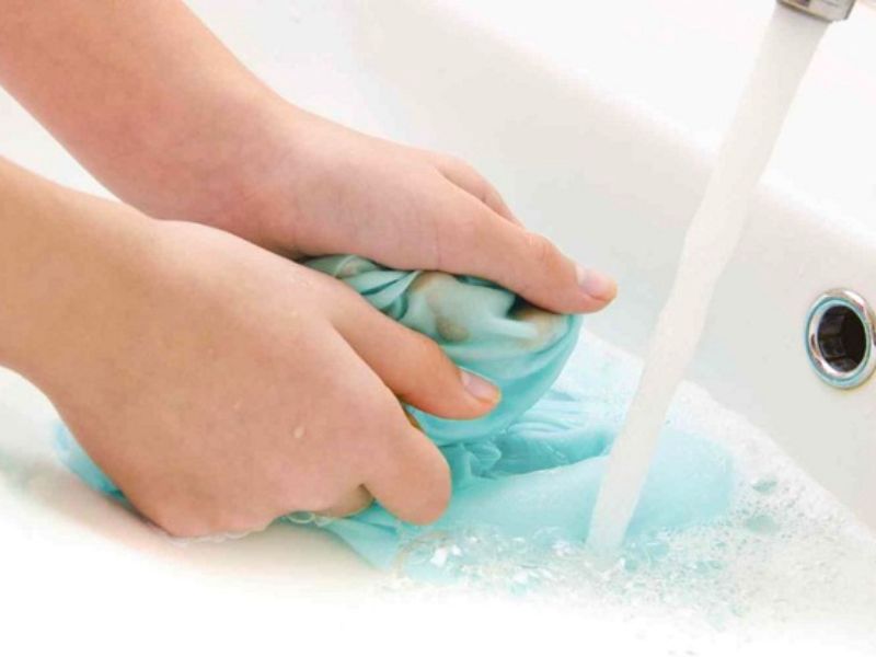 Giặt quần lót bằng tay đảm bảo làm sạch đúng cách và an toàn cho người mặc