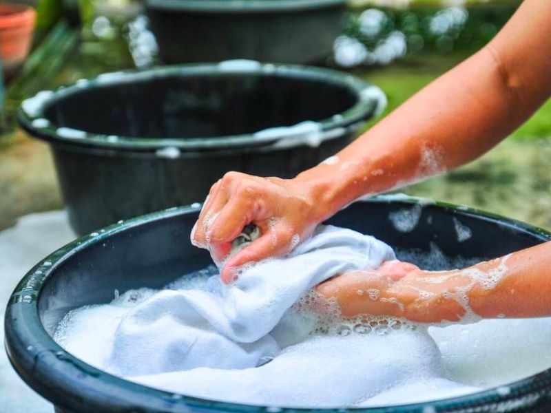 Nên giặt với chế độ nhẹ bằng nước lạnh hoặc nước ấm để hạn chế tình trạng làm hỏng đường chỉ chéo của vải 