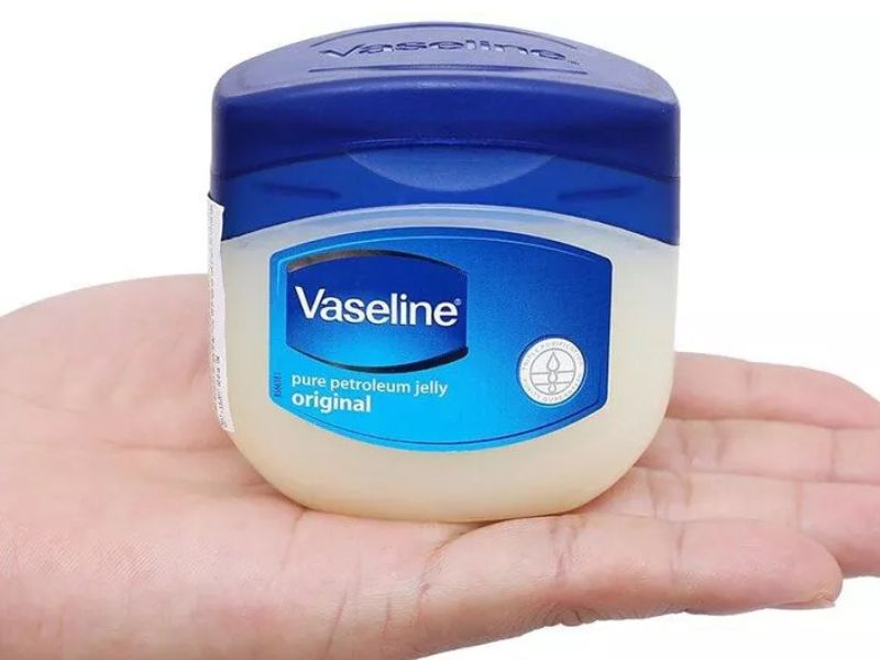 Dùng vaseline là cách bảo quản áo da pu đơn giản mà hiệu quả