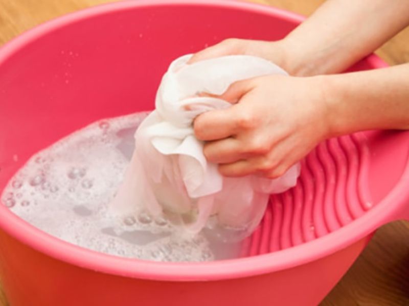 Giặt quần áo bằng nước nóng giúp hòa tan bột giặt dễ dàng hơn