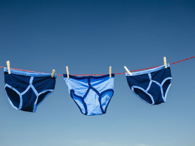 Giặt và phơi quần lót nam đúng cách