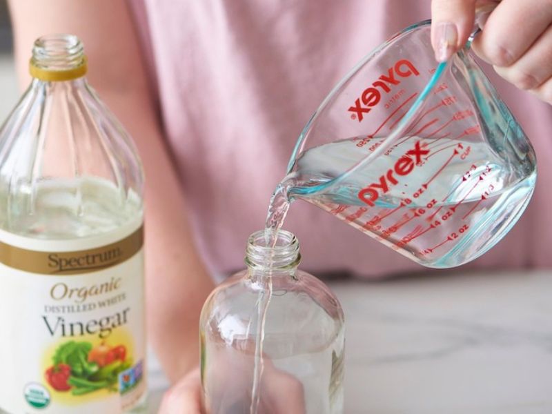 Nước giấm trắng xịt lên áo khoác gió bị nhăn