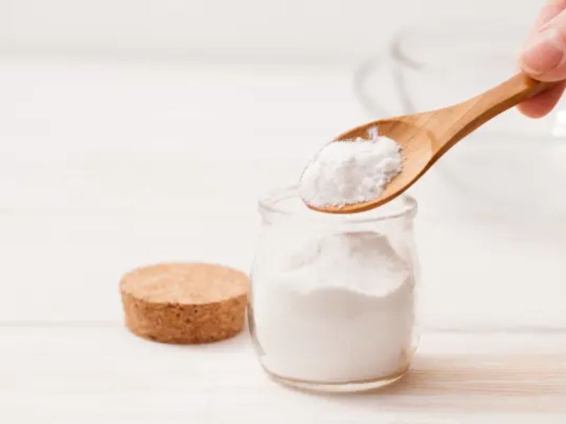 Cách giặt quần áo bị dính xăng dầu bằng oxy già và baking soda