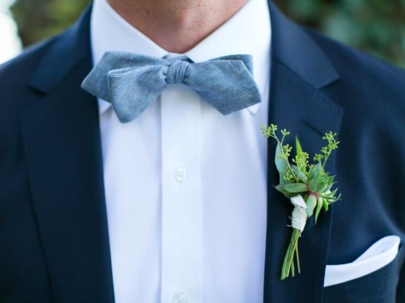 Hoa cài áo vest còn có tên gọi tiếng Anh là “boutonniere"