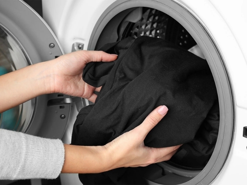 Tránh giặt quần đen quá nhiều lần để giữ màu quần luôn như mới