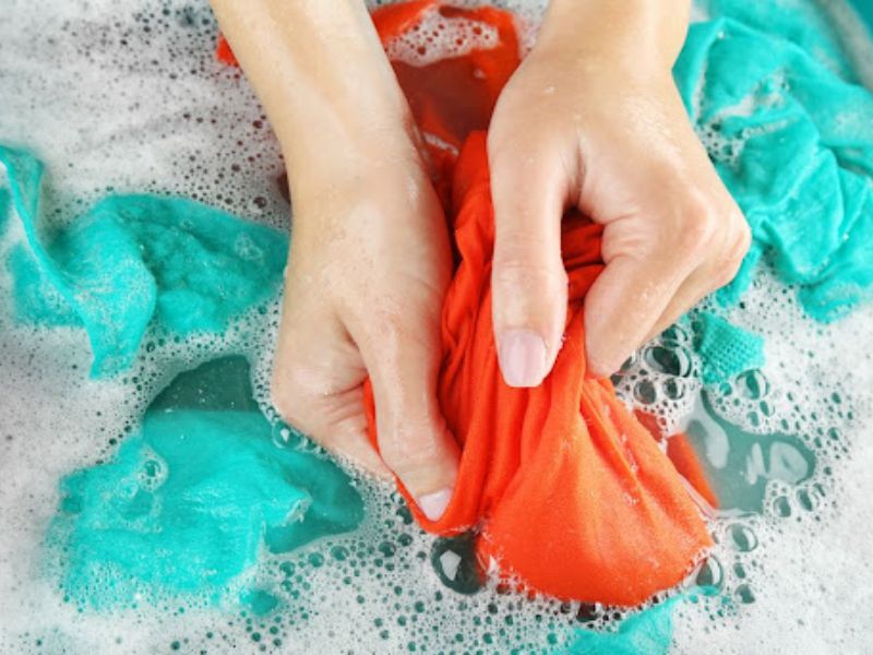 Nên ưu tiên giặt nhẹ hoặc giặt bằng tay để tránh giảm tuổi thọ của vải