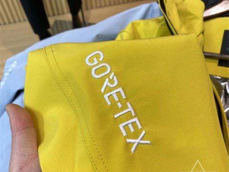 Vải Gore Tex có giá thành khá cao