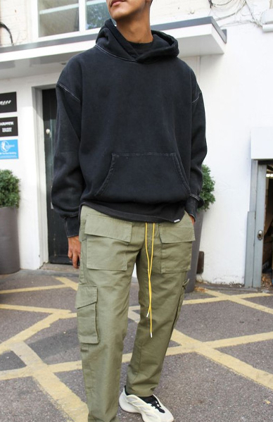 Mix quần baggy chinos cùng áo len