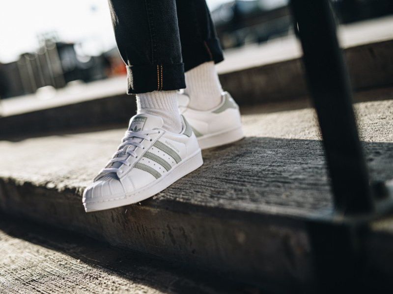 Mẫu giày Adidas phối màu cũng là xu hướng được yêu thích  