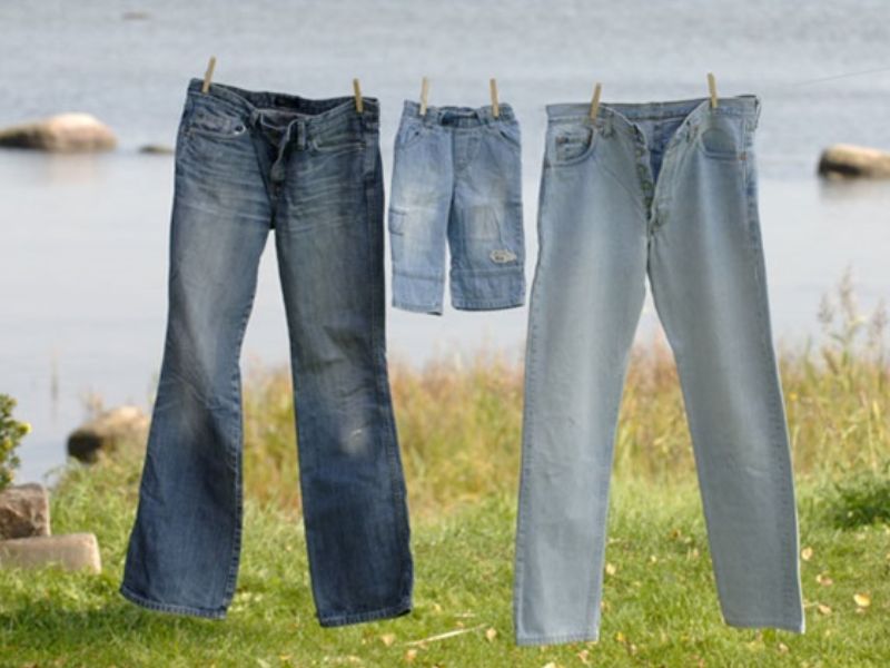 Phơi quần Jeans ở nơi khô thoáng, tránh ánh nắng mặt trời trực tiếp