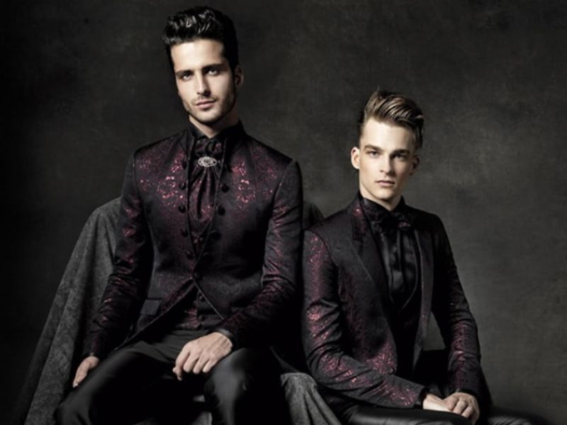 Những hoạ tiết trên vest hoặc suit của các chàng trai theo đuổi phong cách Gothic này mang lại vẻ ngoài quyến rũ, quyền lực 