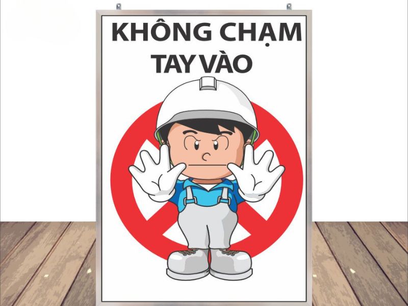 Khi tủ sấy đang hoạt động tránh chạm tay vào để đảm bảo an toàn